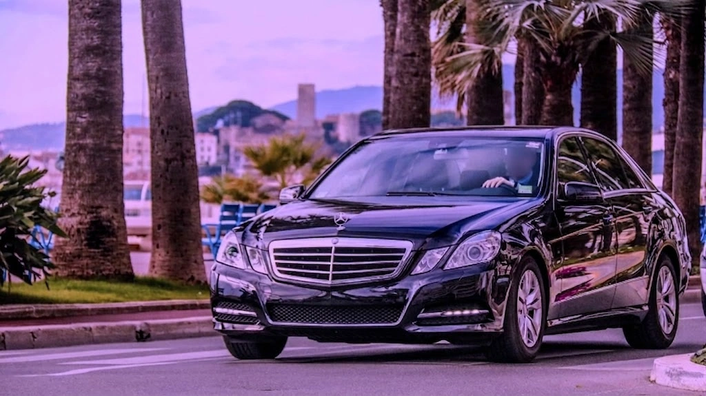 Chauffeur privé VTC à Rabat conduisant une Mercedes-Benz premium Ferrara Trip pour service VIP au Maroc.